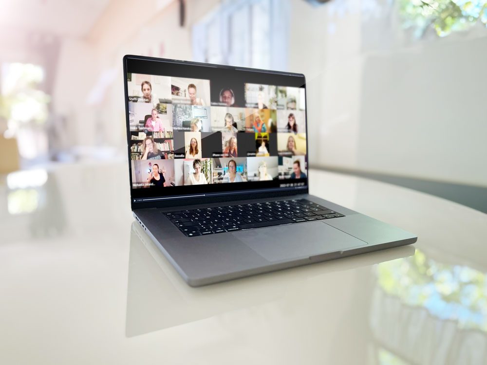 Laptop mit einem Live-Call, viele Teilnehmerinnen im Bild