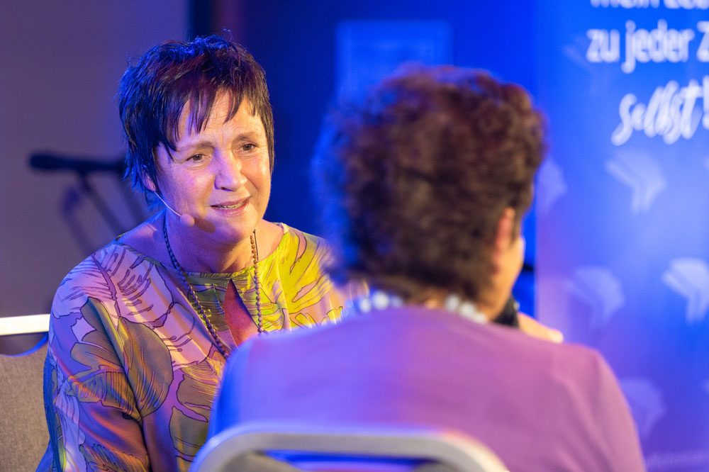 Steffi Christian im Gespräch auf einer Bühne